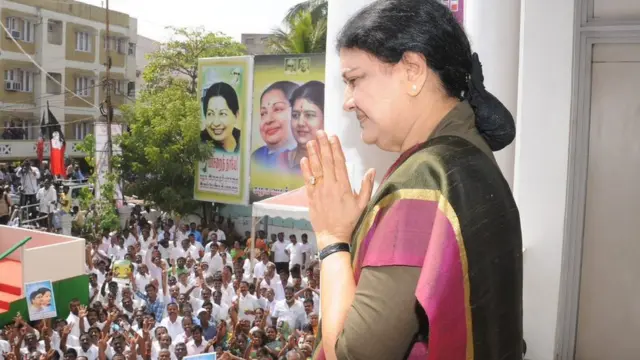 தலைமை அலுவலகத்தில் சசிகலா