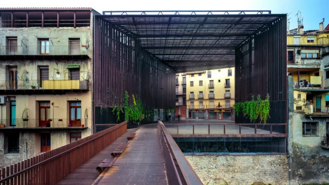 відкритий простір на місці театру Ла Ліра в Ріполлі.