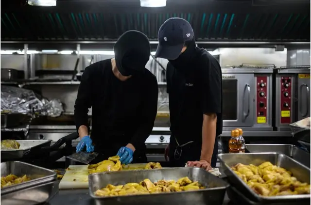 抗議者在香港理工大學的廚房裏為抗爭人士凖備食物。