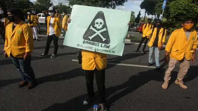 Mahasiswa Universitas Palangkaraya (UPR) membawa poster saat melakukan aksi unjuk rasa di depan kantor DPRD Provinisi Kalteng, Palangkaraya, Kalimantan Tengah, Kamis (16/07).