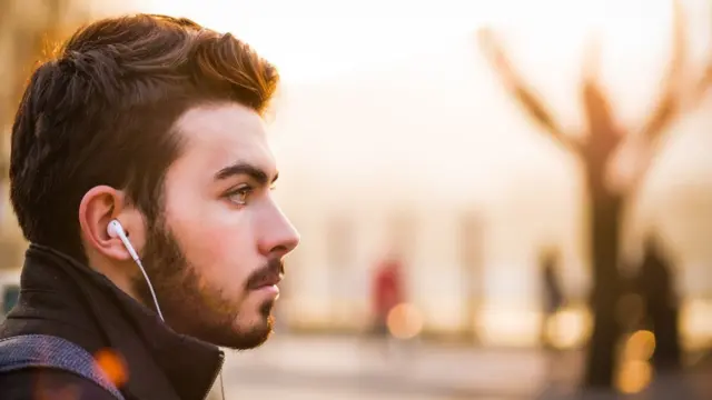 Чоловік з навушниками