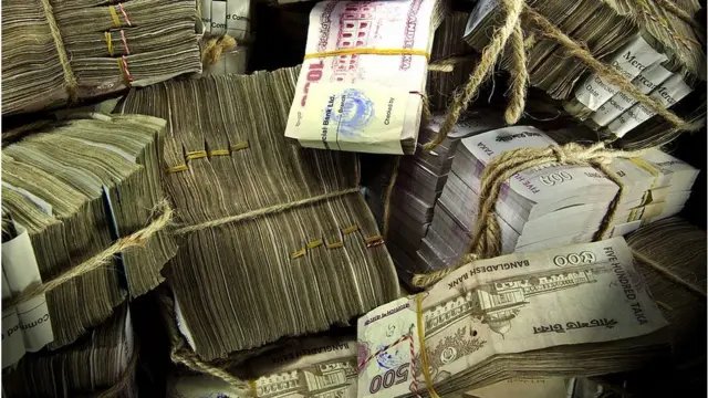 বাংলাদেশে অর্থ যোগান দেয়ার চাপ রয়েছে।