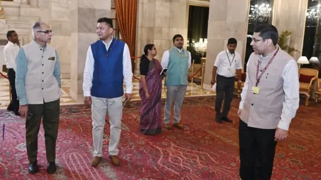 राष्ट्रपति भवन के सांस्कृतिक केंद्र का निरीक्षण करते हुए विदेश सचिव विनय क्वात्रा