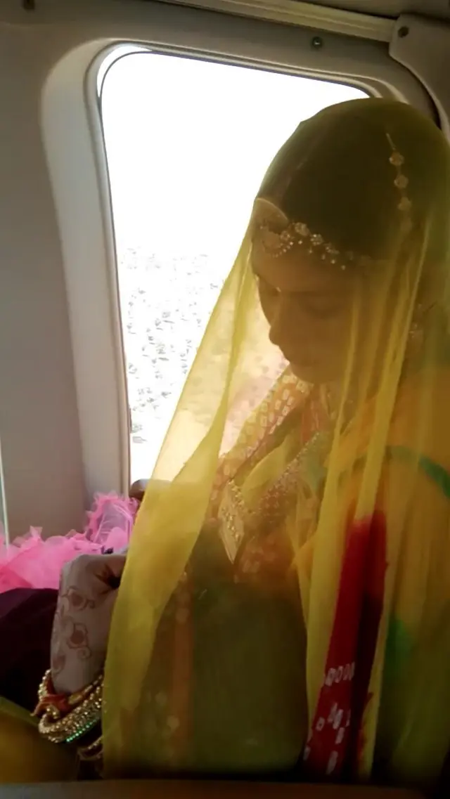 चुकी देवी हेलीकॉप्टर में अपनी बेटी के साथ