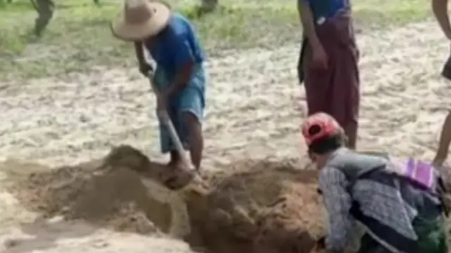 ሁለት ሰዎች ሲቆፍሩ