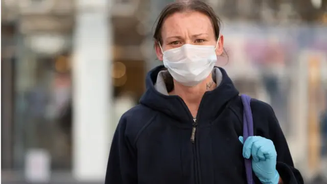 কমিউনিটি সেন্টারগুলো খোলা থাকবে কিন্তু সেগুলো শুধু জরুরী স্বেচ্ছাসেবা বা গৃহহীন মানুষদের জন্য ব্যবহার করা যাবে।