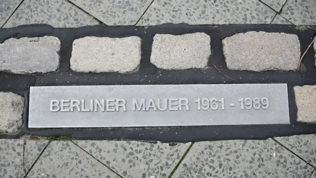 Мемориальный кирпич по маршруту прохождения Берлинской стены