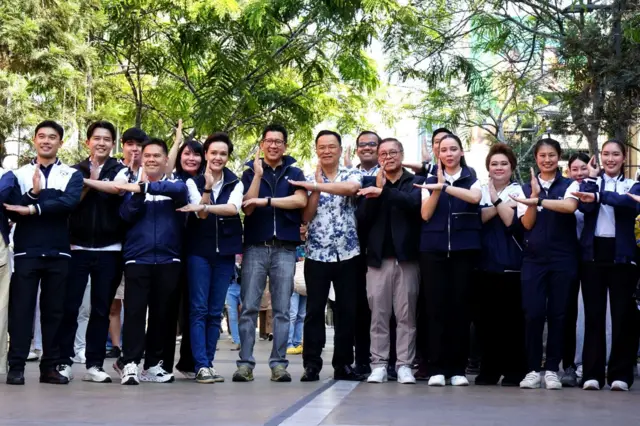 อนุทิน ชาญวีรกูล พร้อมด้วยบรรดา รมต. “คนนอก” และนักการเมืองค่ายสีน้ำเงิน ทำท่า “พลัส” ในระหว่างเดินสายหาเสียงใน กทม. เมื่อ 11 ม.ค.