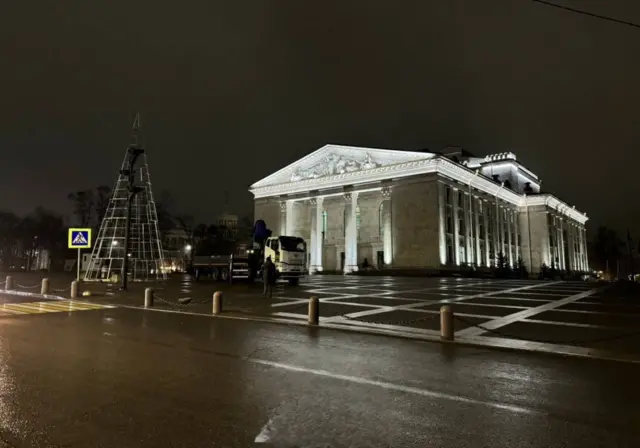 Новое здание театра с ночной подсветкой