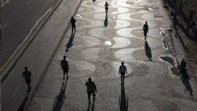 Pessoas caminhando no Rio