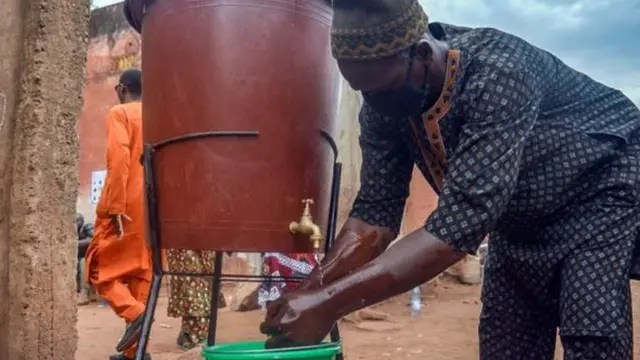 Les gens se lavaient les mains avant de déposer leur bulletin de vote, lors du premier tour.