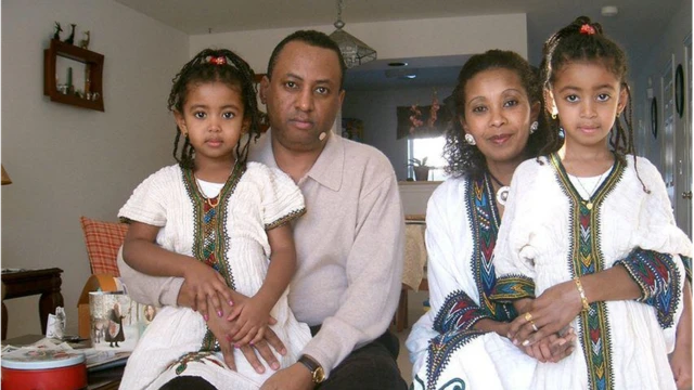 ፕሮፌሰር ኣብዪ ምስ ስድራ ቤቱ