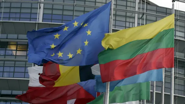 ธงอียูและธงชาติของประเทศสมาชิก