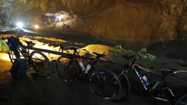 จักรยานที่เป็นของนักฟุตบอลเด็ก ที่ถูกพบจอดไว้บริเวณปากทางเข้าถ้ำหลวง