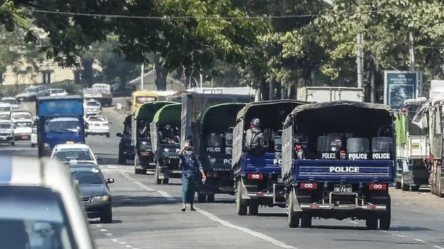 Полиция на улицах Янгона