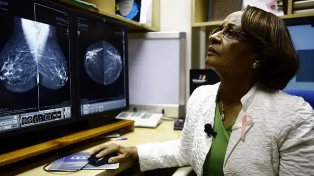 Nwaanyị ji igwe kọmpụta enyocha ara maka kansa