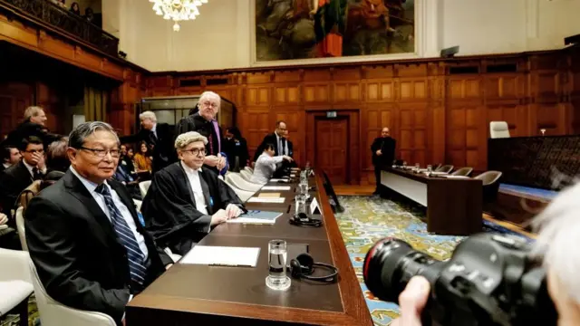 နိုင်ငံတကာ တရားရုံး အိုင်စီဂျေက ကြားဖြတ်အစီအမံ ဆုံးဖြတ်ချက်ချမှတ်တာကို တက်ရောက်တဲ့ မြန်မာကိုယ်စားလှယ်အဖွဲ့