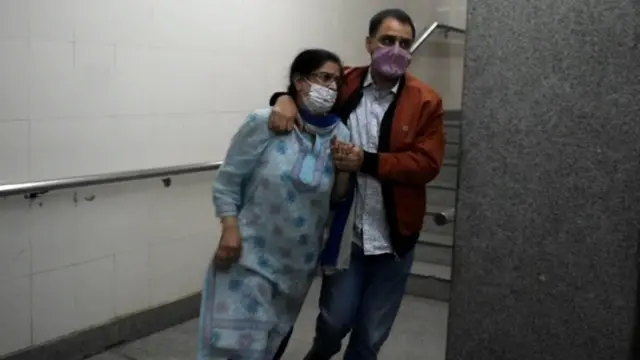 বাবার মৃত্যুর পর মাকে সাত্বনা দিচ্ছেন সিদ্ধার্থ বিনদ্রো