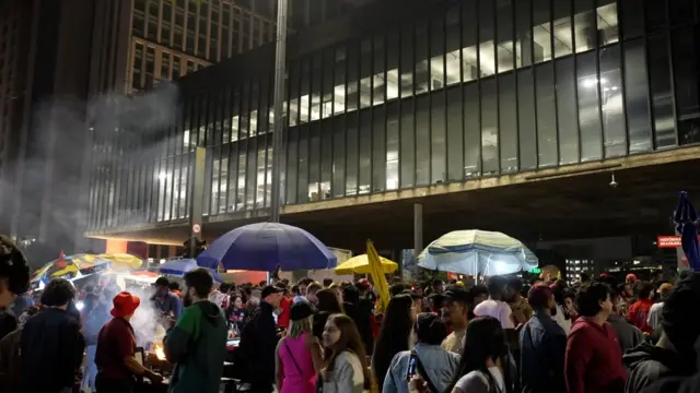 Apoiadores de Lula reunidos na avenida Paulista