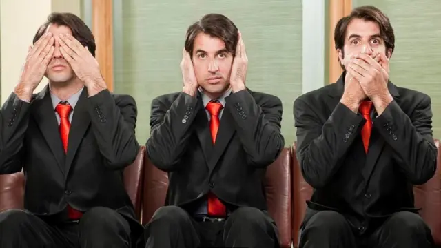 موظف يضع يده فمه، وفي صورة أخرى على أذنيه، وفي ثالثة على عينيه