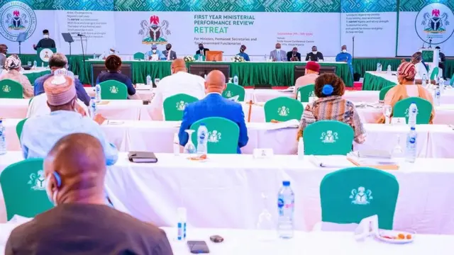 Pipo wey come for di first year ministerial performance review