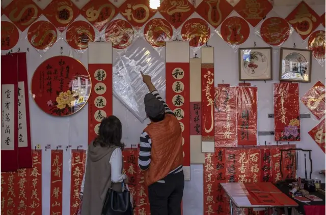 在台湾台北，人们在购买虎年迎新用品。