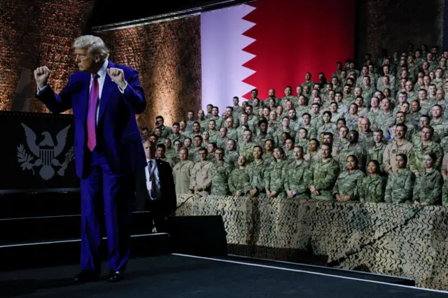 Donald Trump com militares americanos na base de Al Udeid, no Catar.