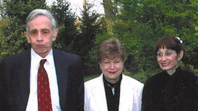 John Nash, Alicia Lardé y Debra Wentz