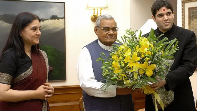 वरुण गांधी मेनका गांधी