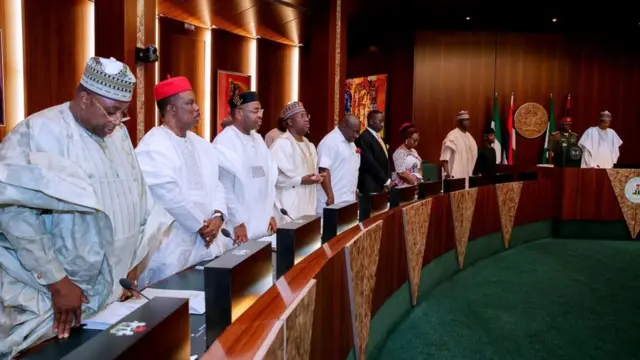 Awọn ọmọ igbimọ isakoso lorilẹede Naijiria duro si inu gbọngan ijiroro wọn