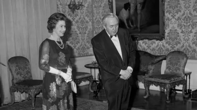 1976年，女王与首相威尔逊在唐宁街