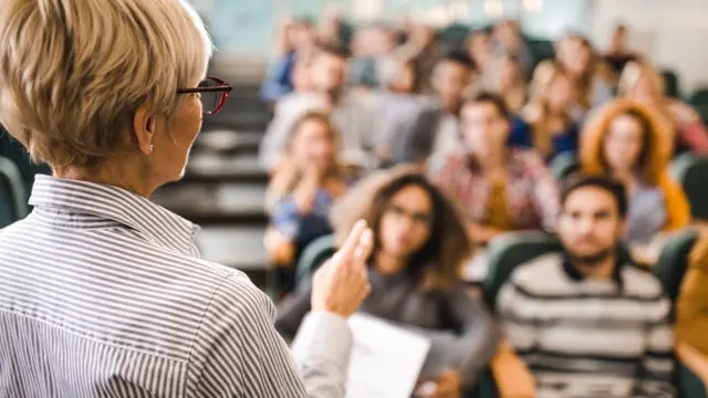 Escuela, profesor enseñando a alumnos.