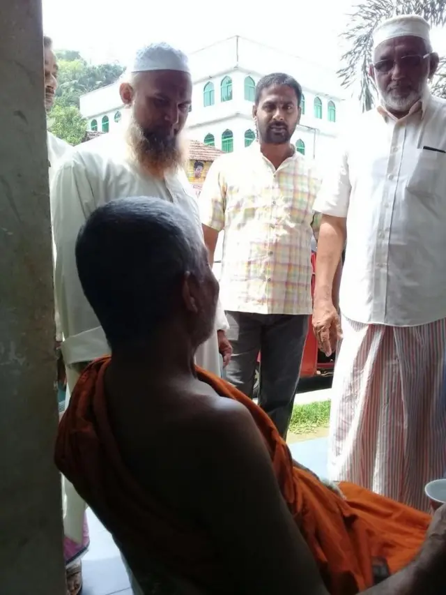 මුස්ලිම් පල්ලියක ආරක්ෂාව වෙනුවෙන් වැඩම කළ අවිසාවේල්ල ප්‍රදේශයේ බෞද්ධ හිමි නමක්