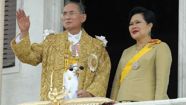 เสด็จออกมหาสมาคม