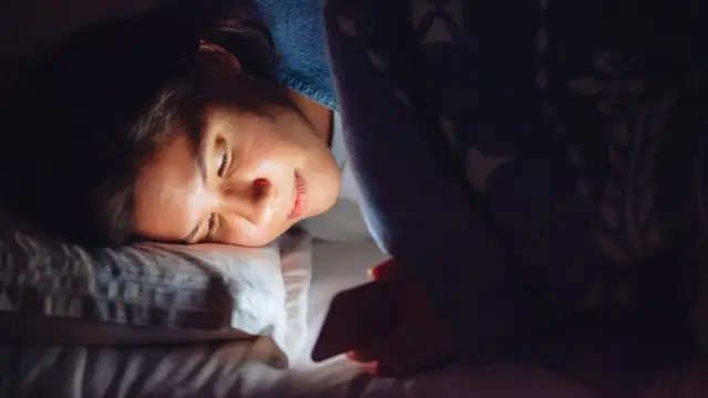 सुतेर मोबाइल हेरिरहेकी एक युवती