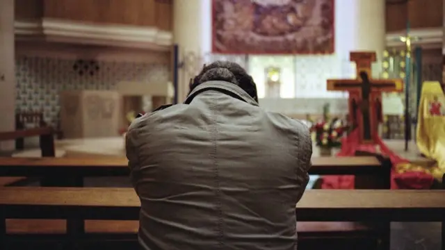 Sunny en una iglesia orando