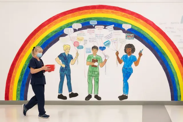 Медсестра с вакцинами