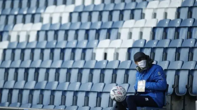 9 Ocak'ta oynanan Queens Park Rangers ile Fulham maçı öncesinde tribünde oturan bir görevli.