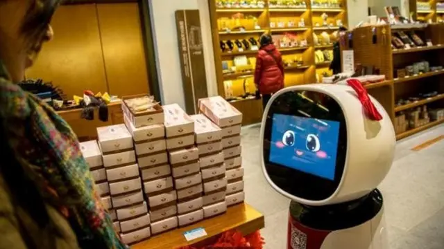جهاز روبوت يساعد الزبائن في أحد المتاجر