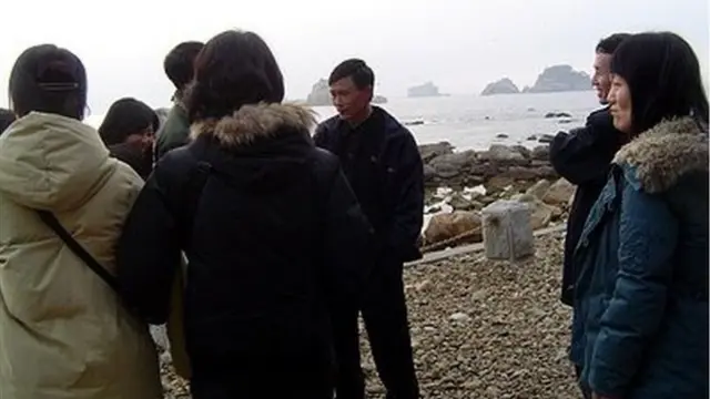 금강산 육로관광 당시, 북측 안내원의 설명을 듣고 있는 남한 대학생 관광객들