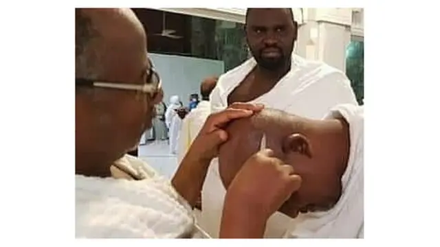 Gwamnan Bauchi yana yi wa wani alhaji aski