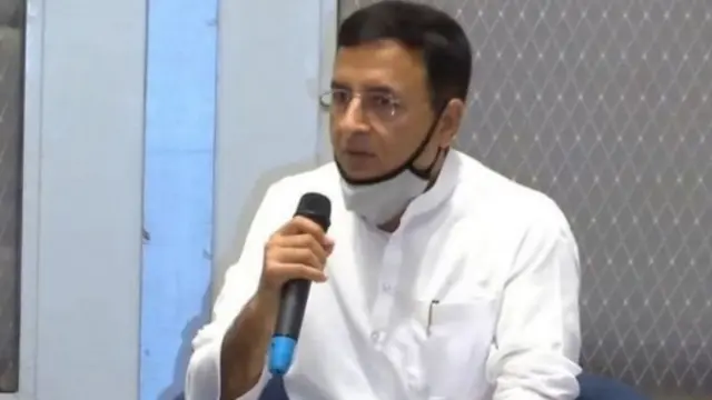 కాంగ్రెస్ నేతల టీకాల మీద కాకుండా ప్రజలందరికీ టీకా ఇవ్వడంపై కేంద్ర ప్రభుత్వం దృష్టి పెట్టాలని కాంగ్రెస్ నేతలు సూచించారు.