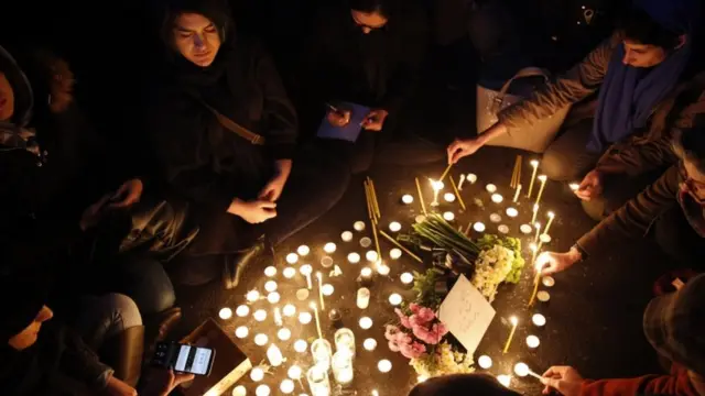 Протестующие со свечами