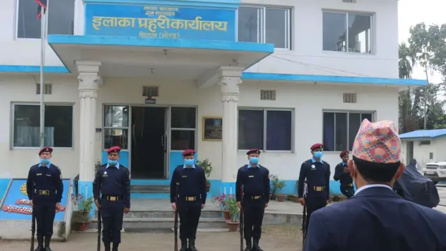 सलामी ग्रहण गर्दै मोरङ्ग प्रमुख जिल्ला अधिकारी