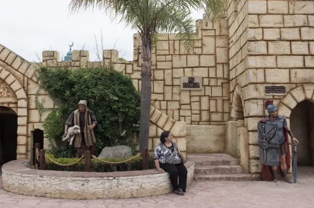 A woman looks at a Roman guard