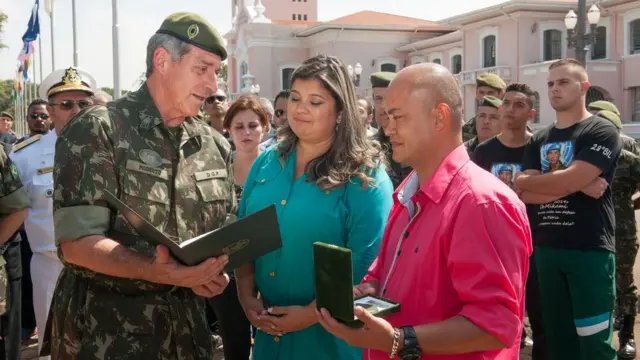 Michele e seu marido recebem condecoração póstuma do filho