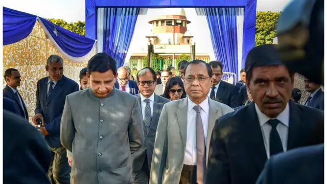 सर्वोच्च न्यायालय आणि सरन्यायाधीश रंजन गोगोई (उजवीकडून दुसरे)