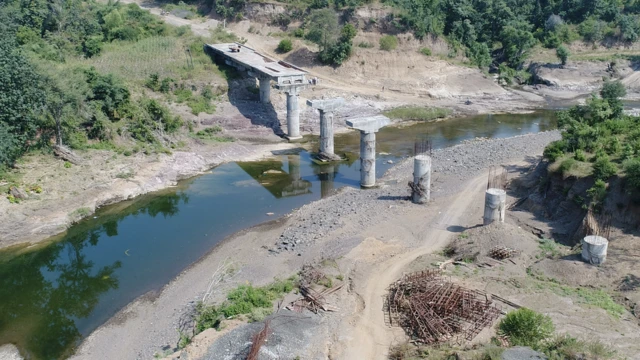 నిర్మాణంలో ఉన్న వంతెన