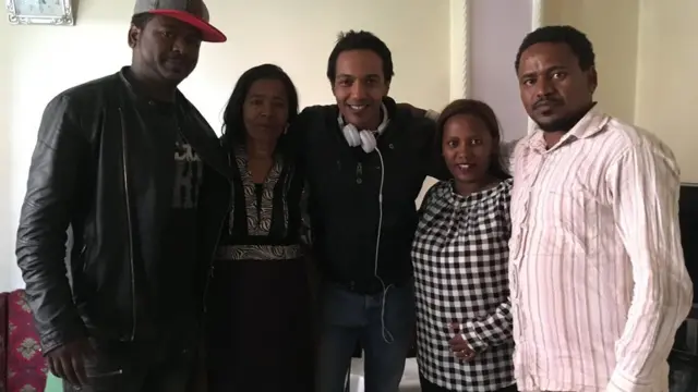 ማንስ ክላውዘን ከኢትዮጵያዊ ቤተሰቦቹ ጋር የተነሳው ፎቶ