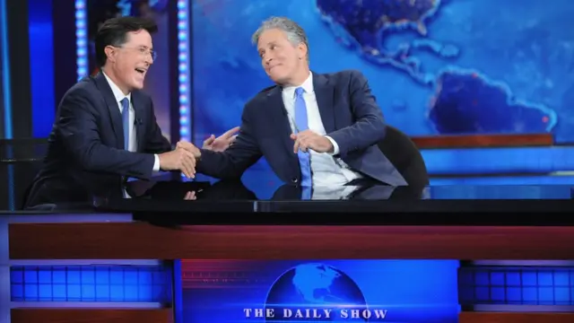 Stephen Colbert e Jon Stewart no programa "The Daily Show"